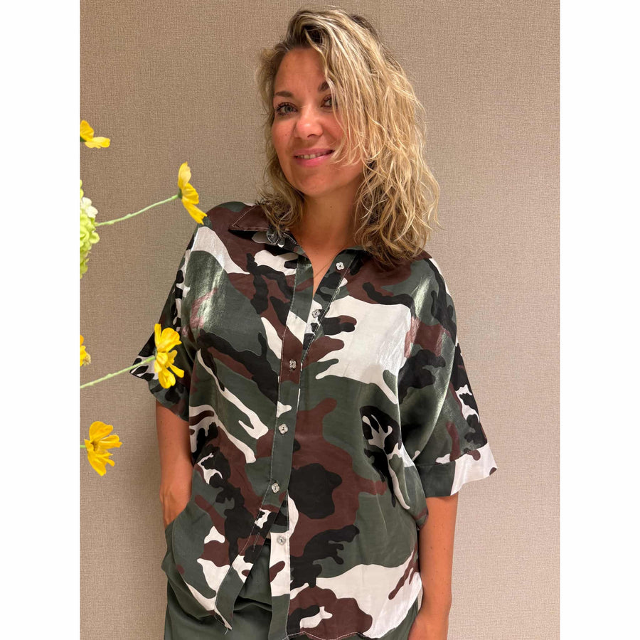 Witte camouflage blouse voor dames, stijlvol en trendy.