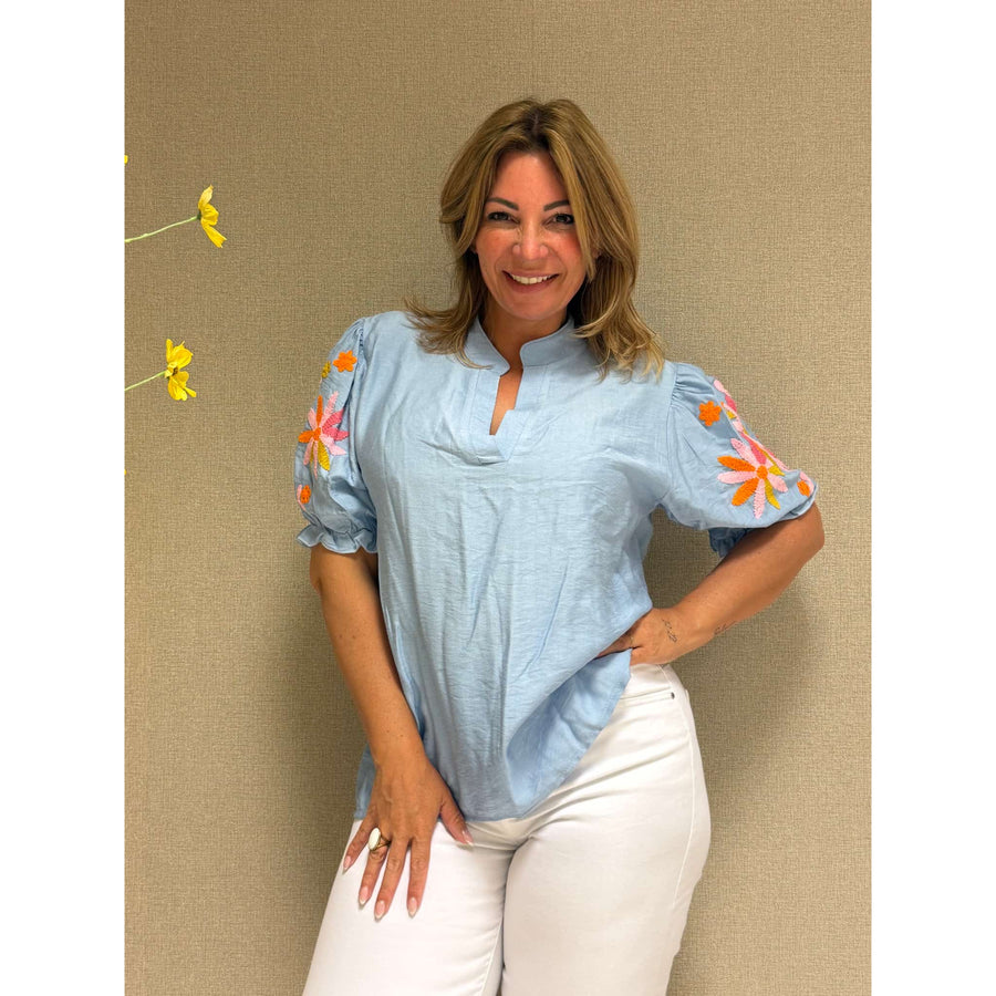 Lichtblauwe bloemenblouse voor dames, stijlvol en elegant.