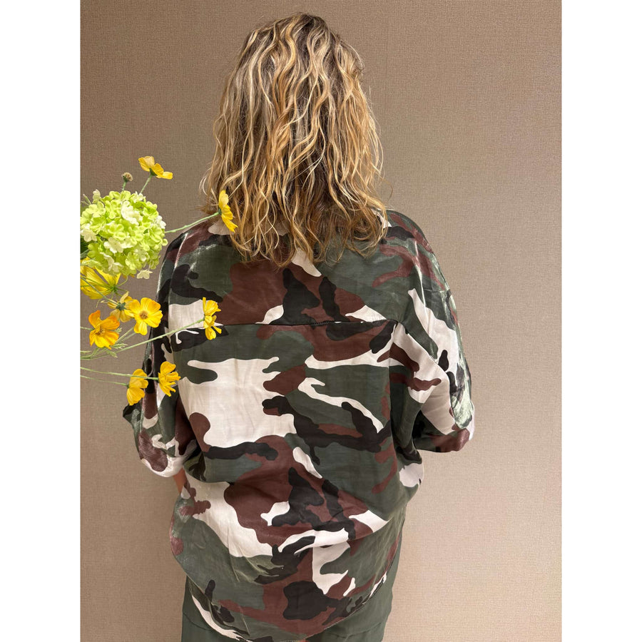 Witte camouflage blouse voor dames, stijlvol en trendy.