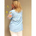 Lichtblauwe bloemenblouse voor dames, stijlvol en elegant.
